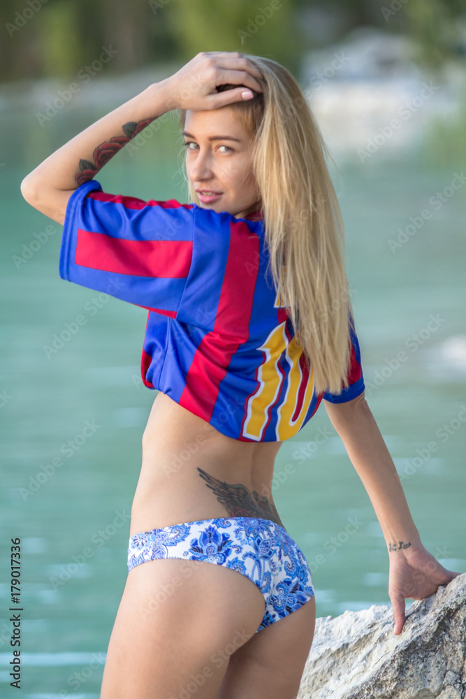 Fototapeta Seksowna kobieta w bikini i koszulce Barcelona