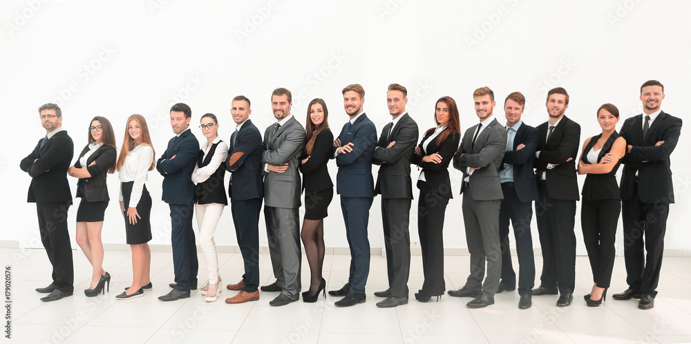 Obraz premium duży zespół biznesu stojących ramionami skrzyżowanymi z przodu