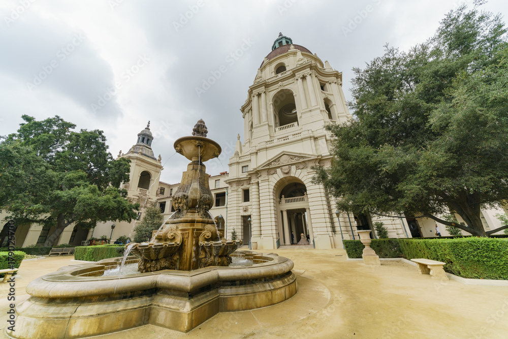 Obraz premium Afternoon cloudy view of The beautiful Pasadena City Hall at Los Angeles, California