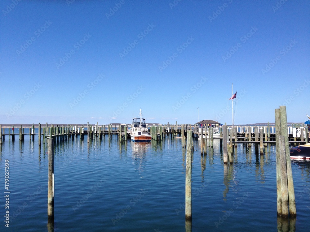 Obraz premium A Boat Docked at a Pier in Sag Harbor, Long Island, New York