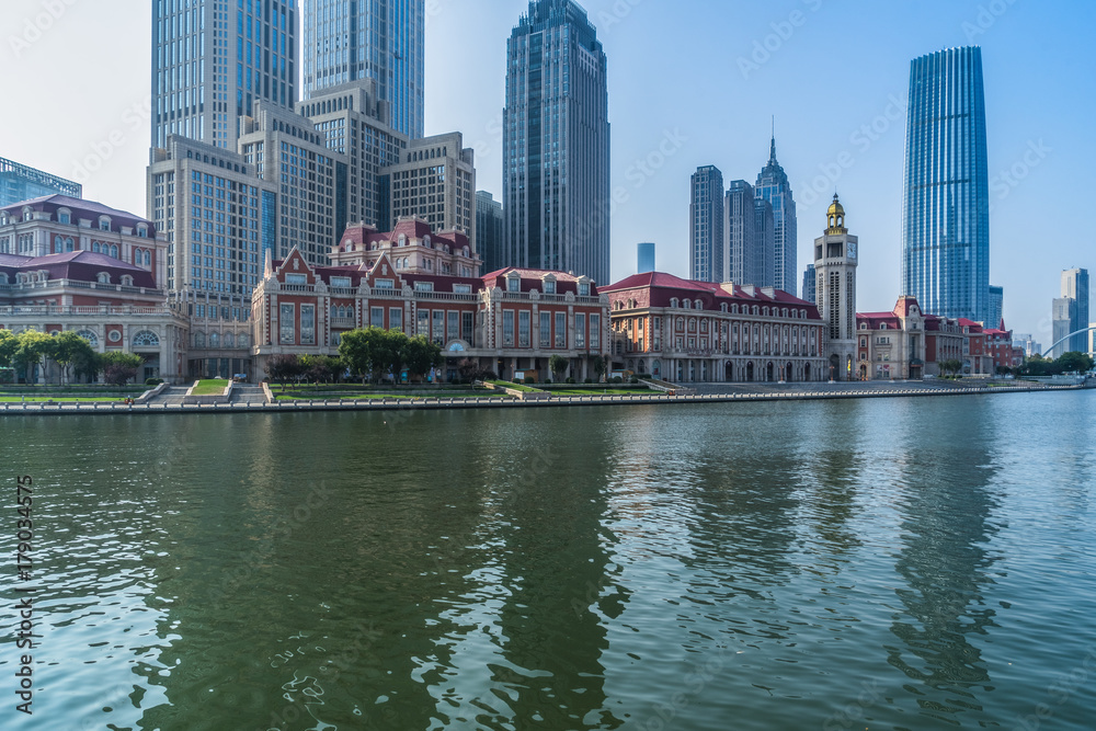 Fototapeta premium Tianjin Hai River Skyline w centrum miasta przeciw błękitne niebo, Chiny.