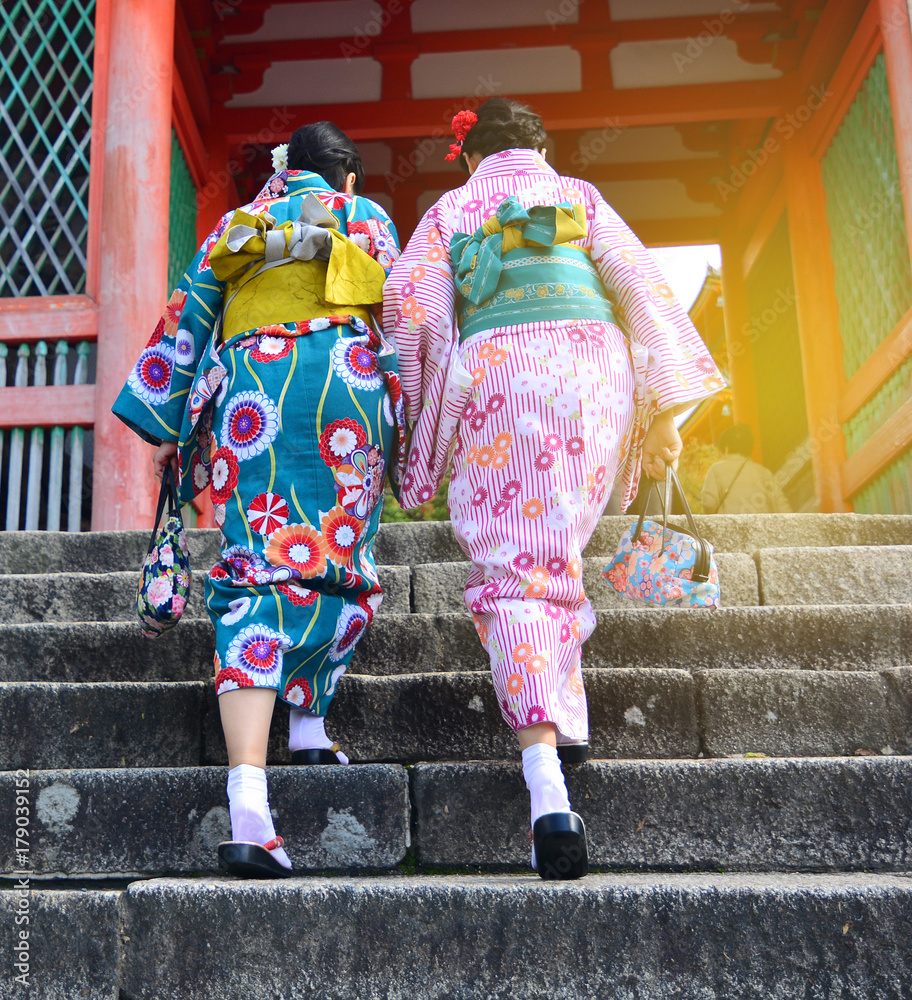 Naklejka premium Woman in traditional japanese kimono walking at Kiyomizu-Dera temple in Kyoto Japan