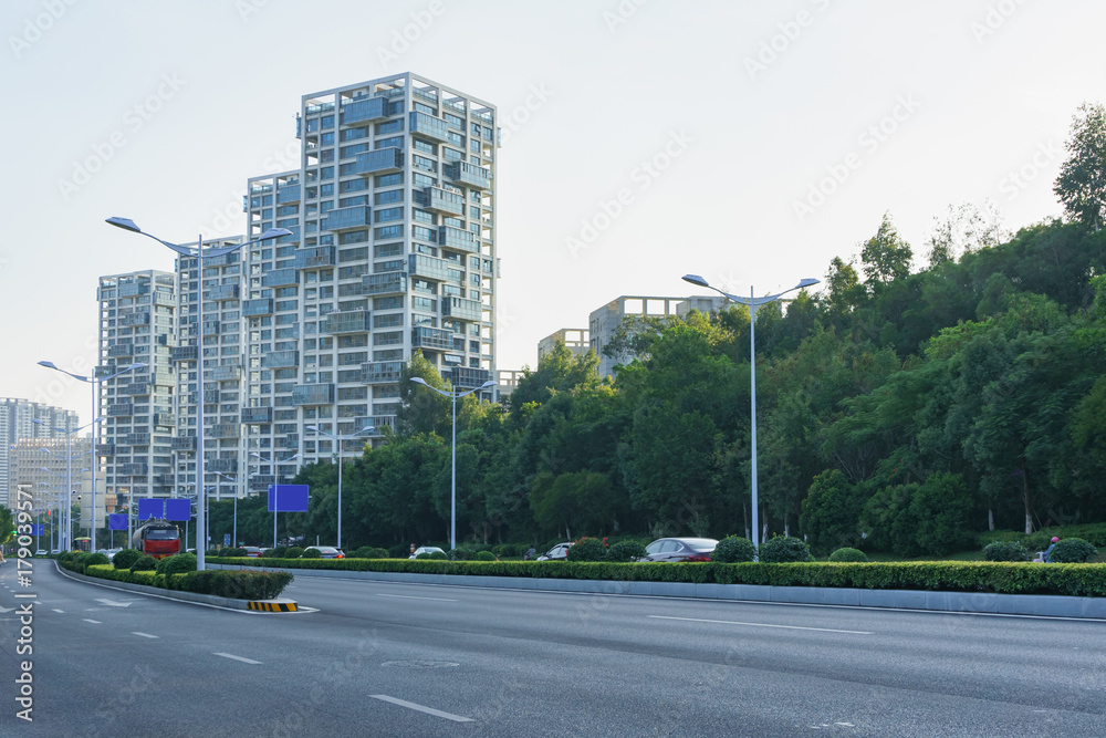 Fototapeta premium Road with modern building background during rush hour