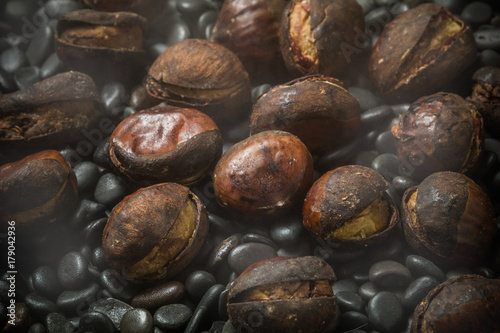 焼き栗 Roasted chestnuts © norikko