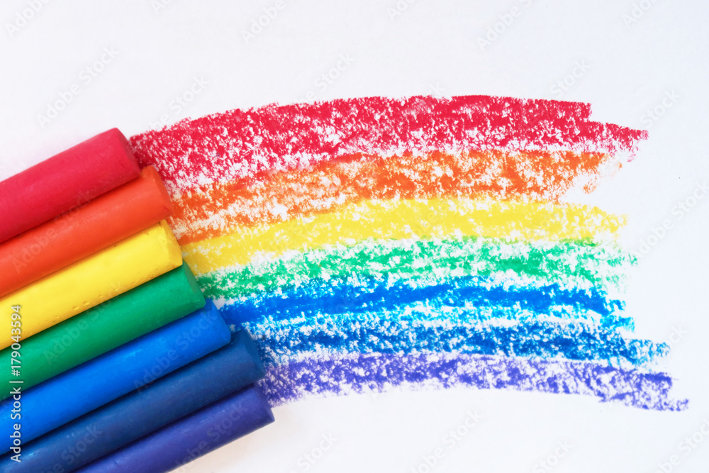 Fototapeta premium A rainbow drawn with red, orange, yellow, green, blue, indigo, and purple crayons.