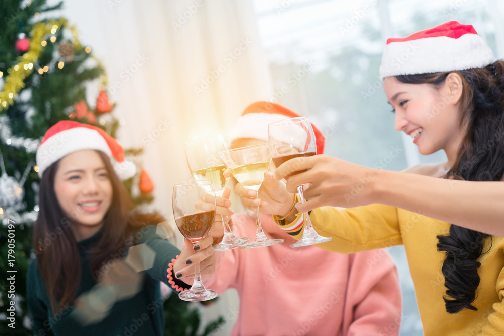 Φωτογραφία Christmas home party cocktail clink concept, Closeup hands holding glass of wine