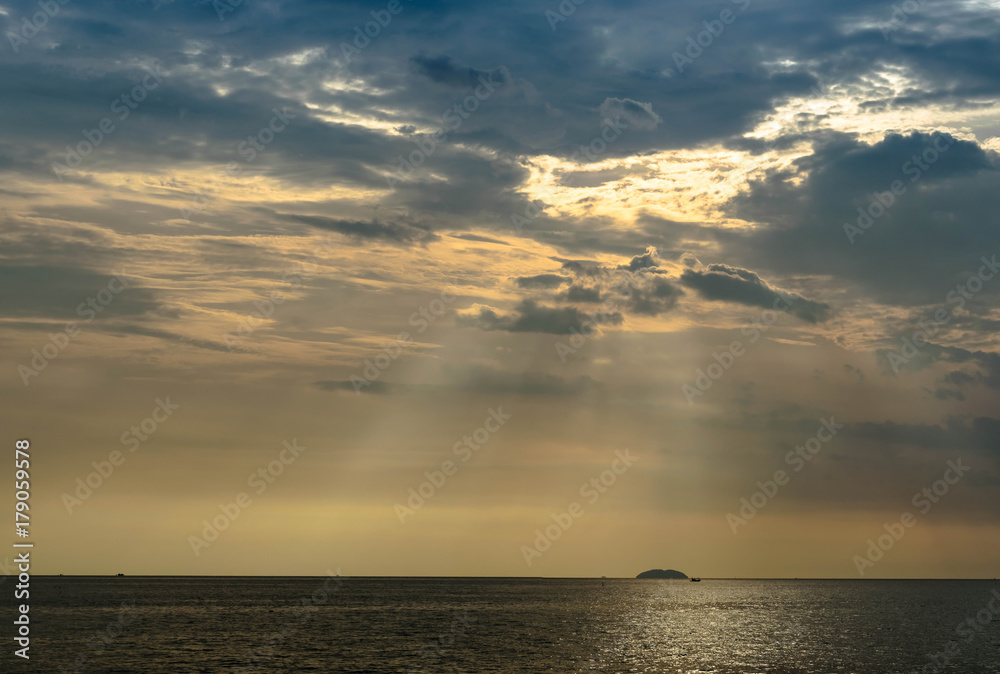 Fototapeta premium sunlight shinning to the small island