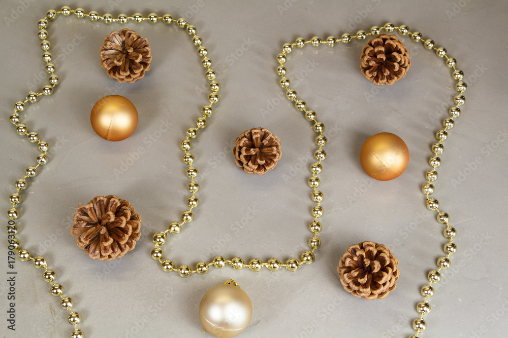 Boules de Noël, pommes de pin et guirlande de perles