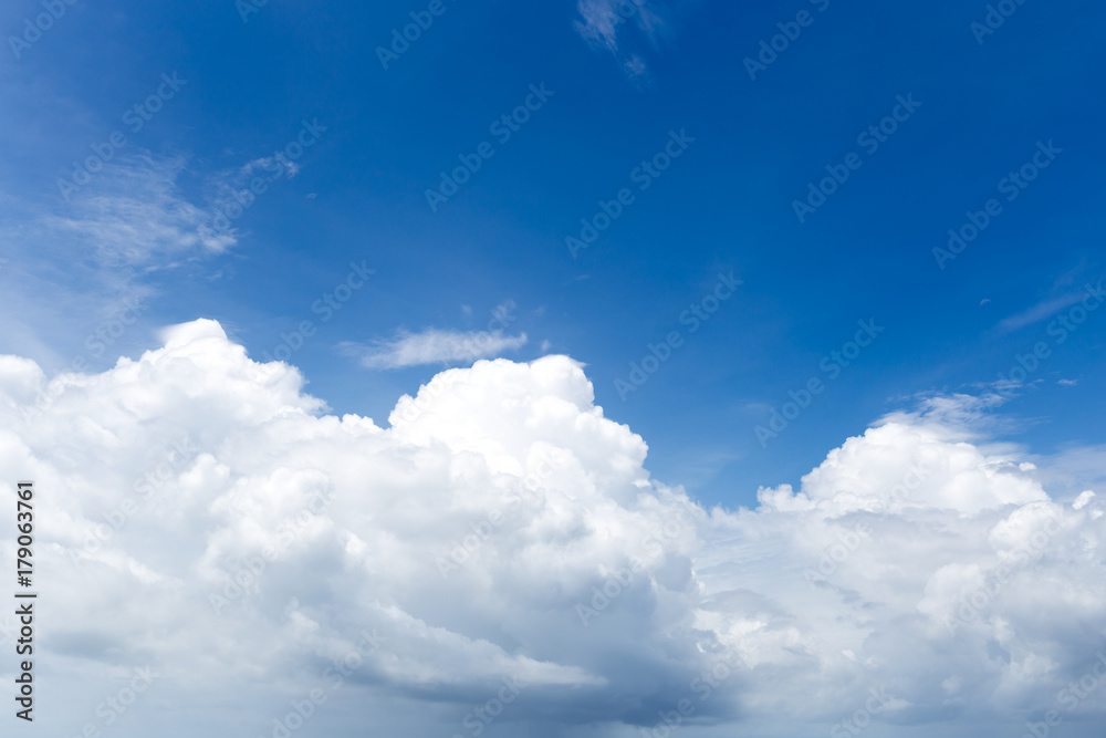 Fototapeta premium Beautiful nature background of blue sky whit white cloud