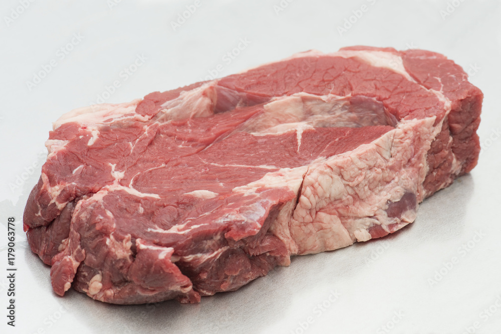 生のステーキ用牛肉 生のステーキ用牛肉