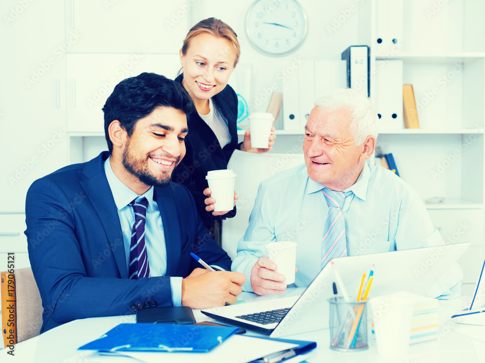 Obraz premium Office workers are working together at computer