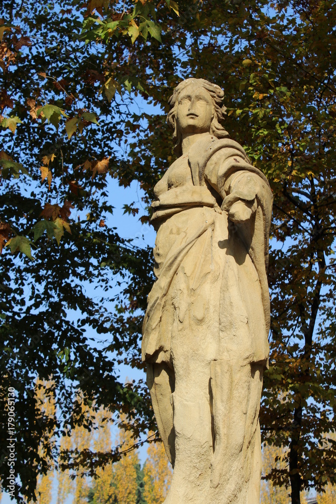 Statua nel parco in Autunno