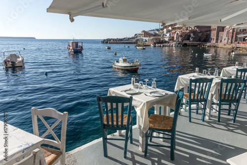Leeres Restaurant im alten Hafen von Oia, Santorin