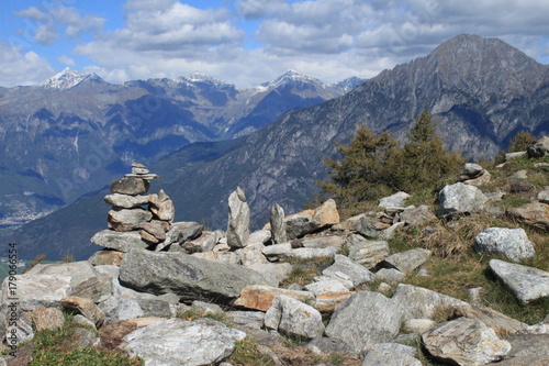 Traumhafte Alpenlandschaft mit Monte Avedee / Meine Steinmänner am Boccetta di Chiaro auf dem Weg zum Gipfel des Monte Berlinghera (Comer See) © holger.l.berlin