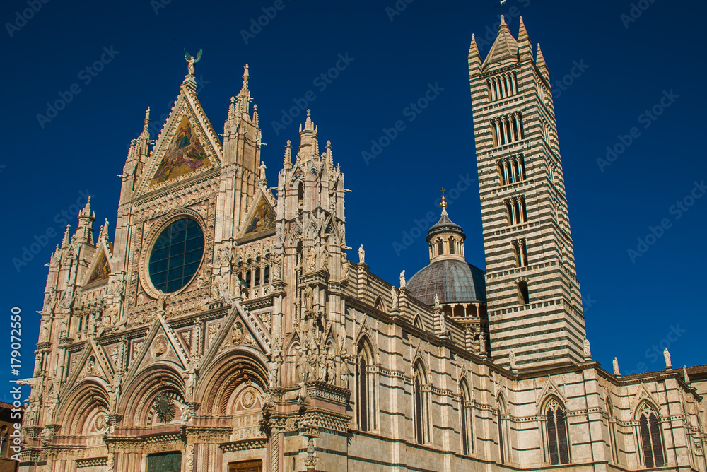 Splendida facciata del duomo di Siena in Toscana