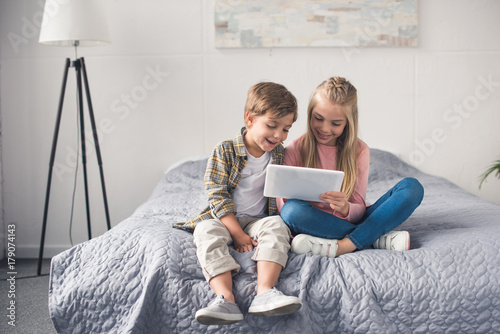 Obraz na płótnie kids using tablet together