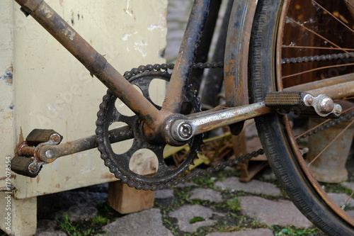 old bike / rusty bicycle