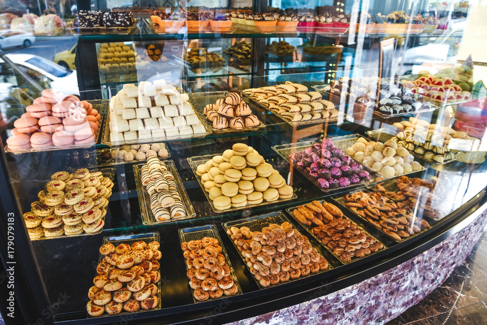 Obraz premium Variety of sweets and desserts in a shop