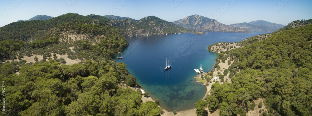 Obraz premium Yachts in a Mediterranean Cove during Blue Voyage in Turkey