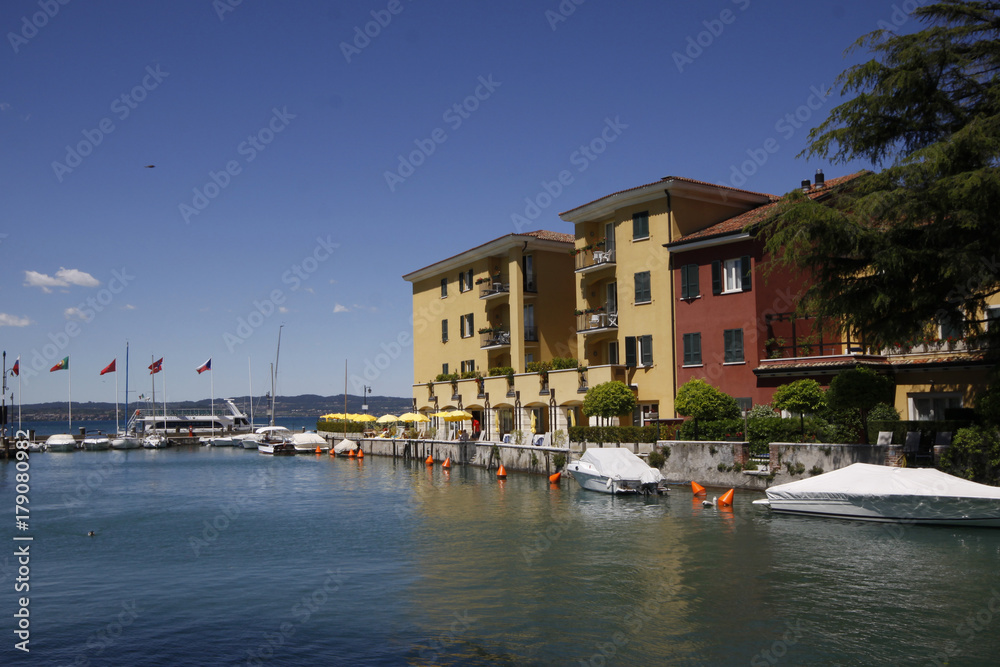 Häuser und Boote in Sirmione am Gardasee, Italien, Europa