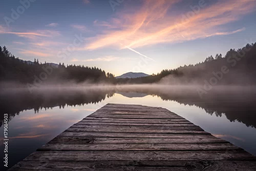 Obraz Krajobraz ponownie odbity w jeziorze z pomostem na pierwszym planie