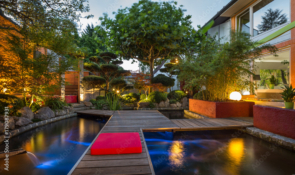 Foto Private Garden Summer Evening