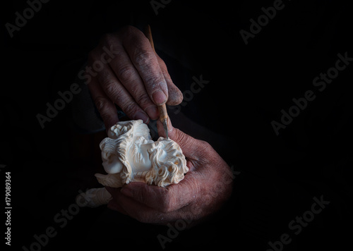 Valokuva Craftsman hand works to create Tobacco pipe from meerschaum