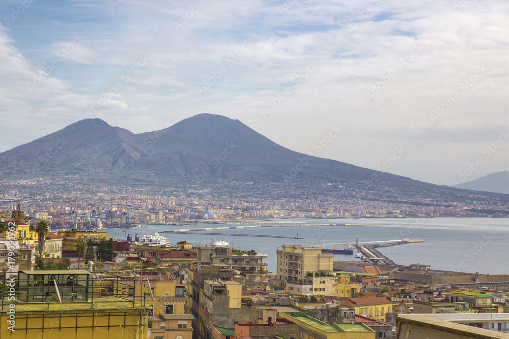 Foto Stock Panorama del golfo di Napoli dal quartiere collinare Vomero.  Sullo sfondo si vede il vulcano Vesuvio che domina sulla città e il porto  che si affaccia sul golfo di Napoli.