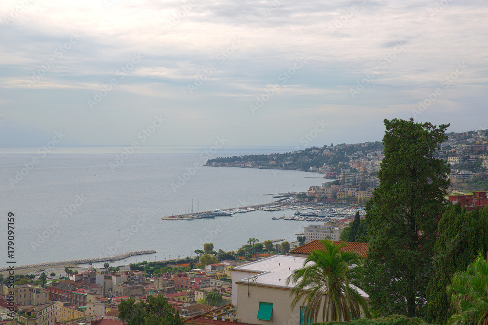 Panorama del golfo di Napoli dal quartiere collinare Vomero. Sullo sfondo si intravede il quartiere di Posillipo in una giornata nuvolosa.