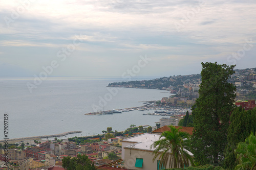 Panorama del golfo di Napoli dal quartiere collinare Vomero. Sullo sfondo si intravede il quartiere di Posillipo in una giornata nuvolosa.