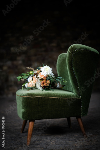 Fototapeta Naklejka Na Ścianę i Meble -  Schöner Blumenstrauß auf einem Sessel