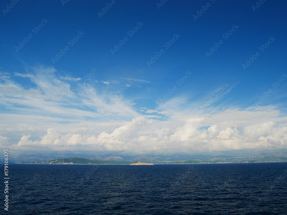 アドリア海、遠くに島の見える景色