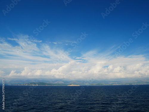 アドリア海、遠くに島の見える景色