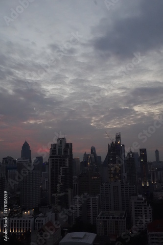 夕焼けビル、タイ バンコクの空、赤、青、大都市