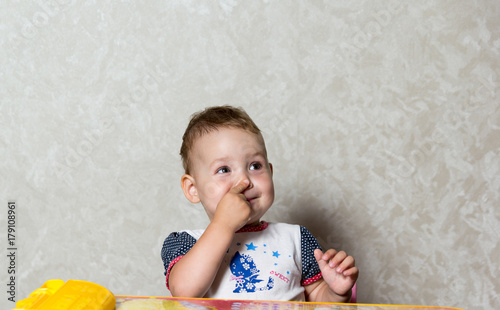 The child studies the parts of the body