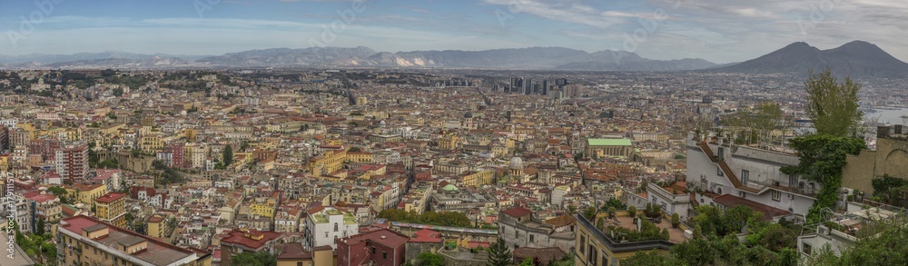  Vista panoramica della città di Napoli dal Vomero. Si può ammirare tutta la città che si estende fino al centro direzionale, dove stanno i grattacieli. Sullo sfondo il vulcano Vesuvio.