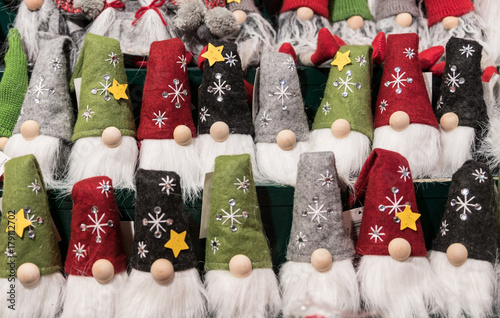 Obraz na płótnie Weihnachtswichtel mit bunten Filzmützen w salonie