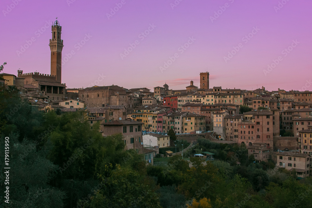Romantica veduta della città medievale di Siena, Toscana