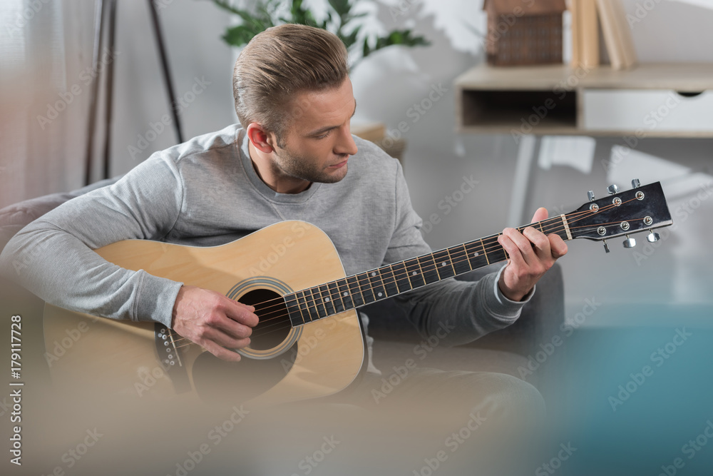 Obraz premium Man playing acoustic guitar