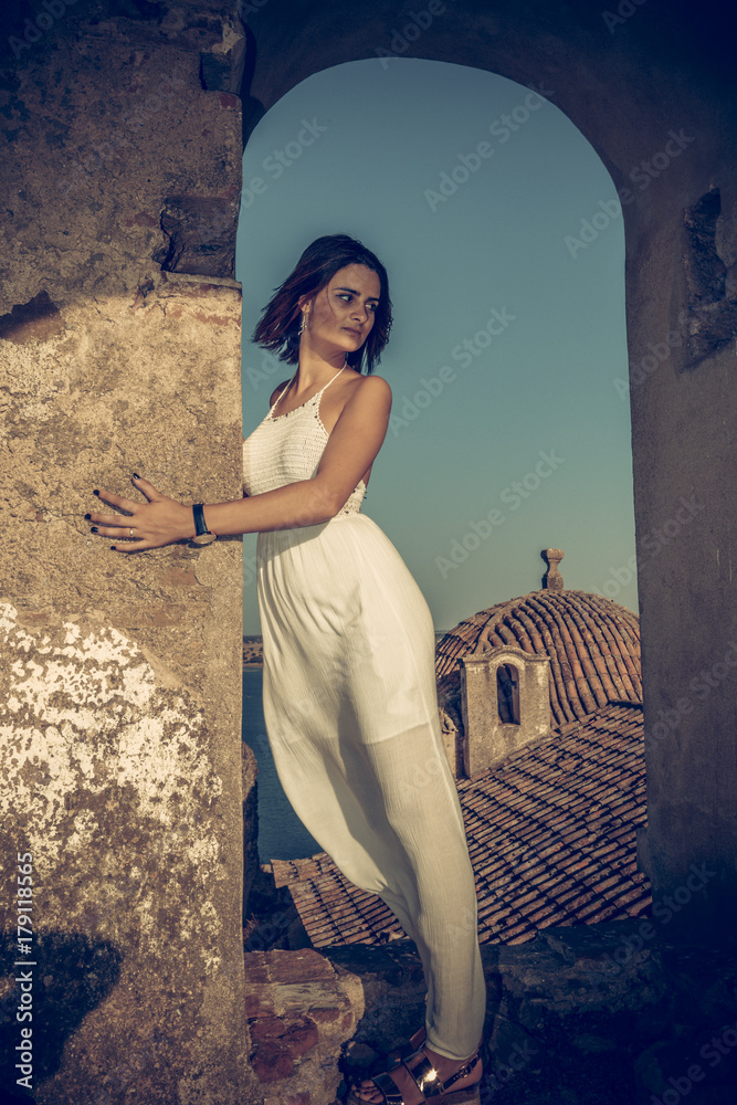 Fotka „Fotografía antigua de mujer joven modelo posando en la ventana de un  castillo“ ze služby Stock | Adobe Stock