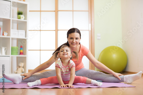 Mother and daughter doing f...
