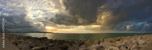 Panorama sur cumulus et cirrus au dessus de Beyrouth et de la mer photo