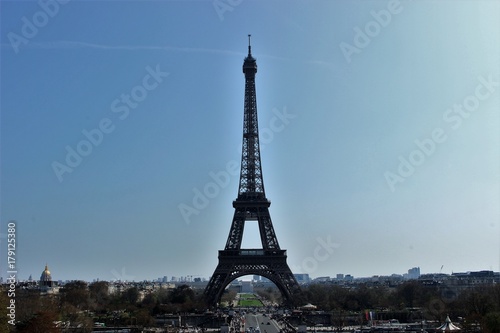 Fototapeta Naklejka Na Ścianę i Meble -  Eiffel tower with blue sky seen from Trocadero 