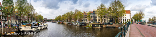 Panorama d'un canal et ses maisons typiques à Amsterdam, Hollande, Pays-bas