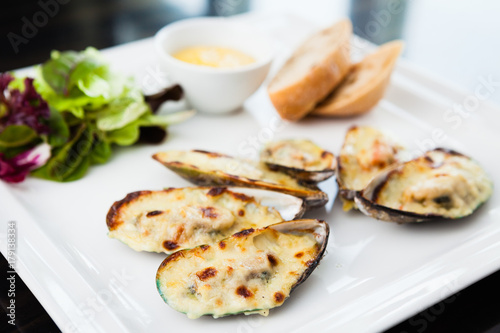 Baked mussels au gratin
