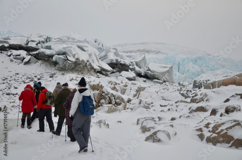 グリーンランド カンゲルスアーク カンガルッスァック ラッセル氷河 氷河に触る Greenland Kangerlussuaq Russell Glacier touching on the glacier photo