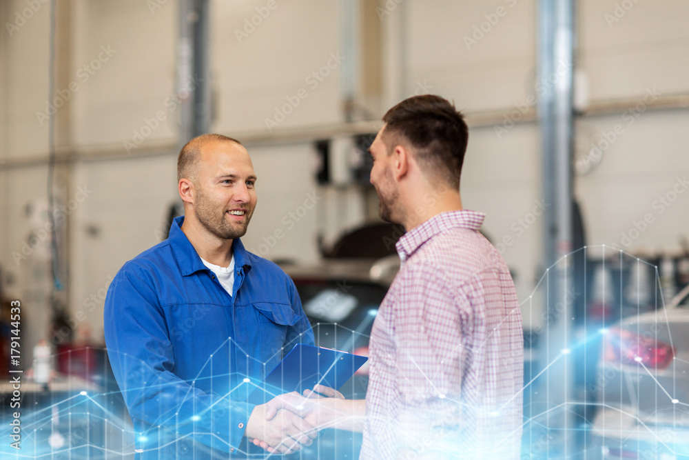 Obraz premium auto mechanic and man shaking hands at car shop