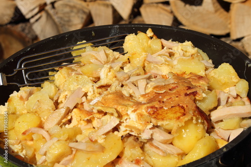 Kartoffeln mit Ei in Pfanne