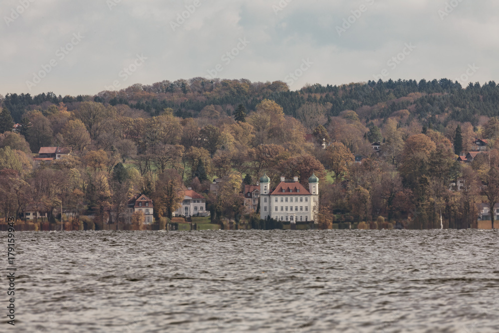 Bayern - Blick zum Schloss Ammerland am Starnberger See