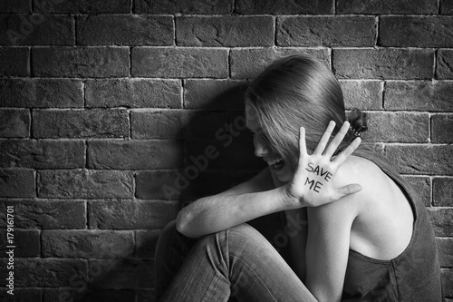 Battered young woman with w...